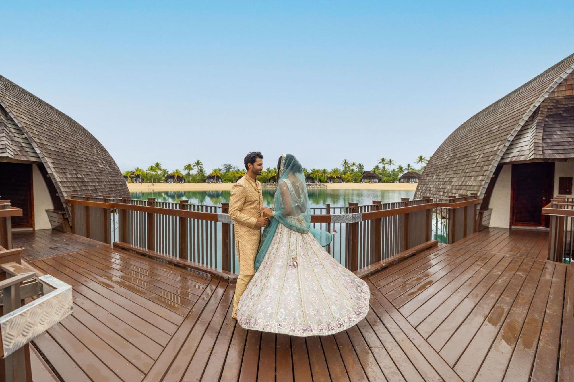 Fiji Marriott Resort Momi Bay Екстериор снимка A couple at the Oberoi Beach Resort, Dubai