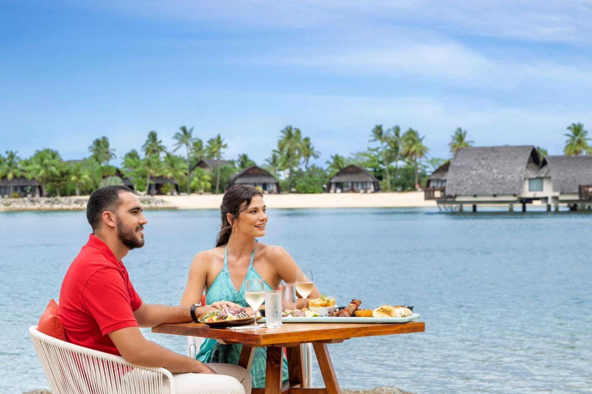 Fiji Marriott Resort Momi Bay Екстериор снимка A couple at the beach