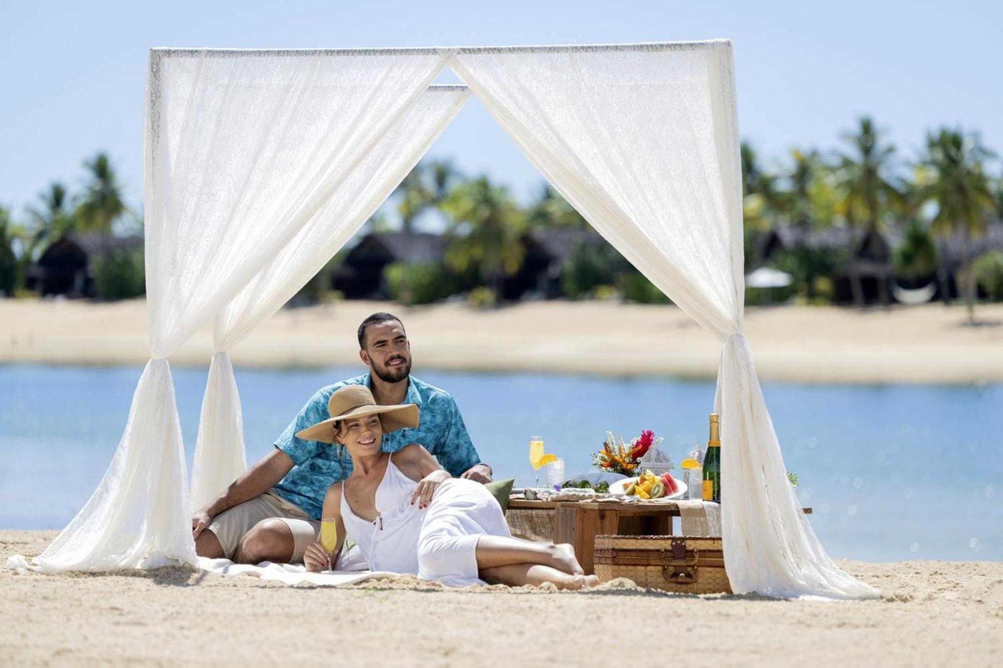 Fiji Marriott Resort Momi Bay Екстериор снимка A couple on a picnic